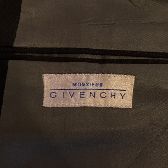 like new beautiful pin striped 80s suit, 100% wool and lined with grey silk - Picture 7 of 8